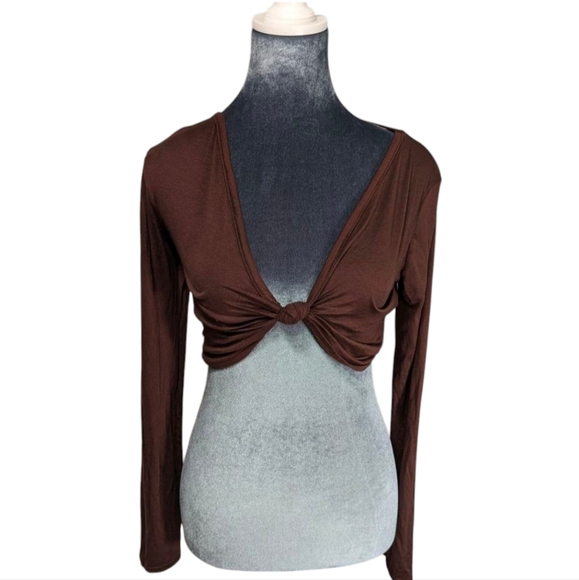 PrettyLittleThing Jersey Knot Front Long Sleeve Crop Top - Picture 1 of 11